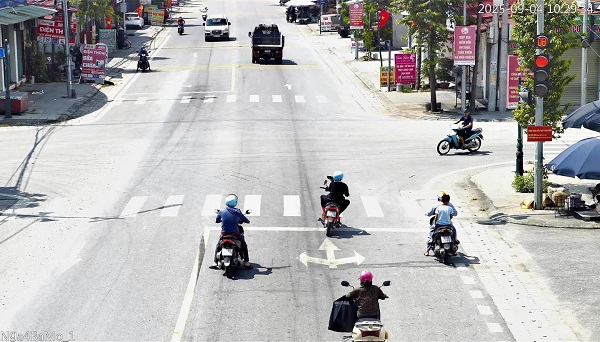 バクニン省で冷たい罰金を科せられたバイクの所有者。写真:バクニン警察