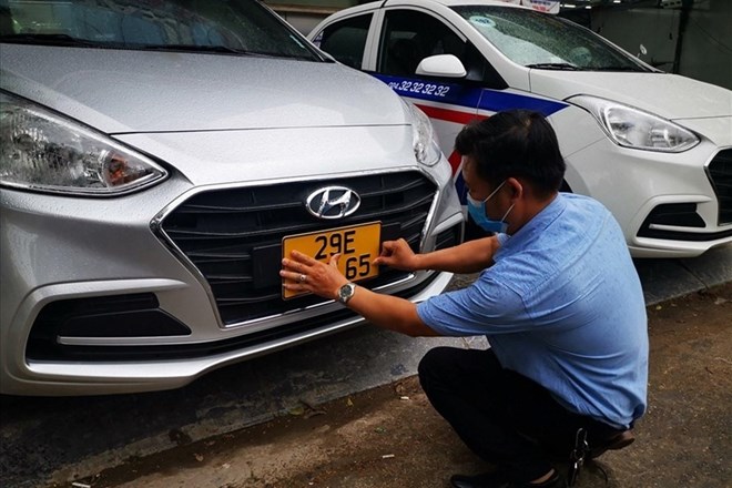 Le ministere de la Securite publique guide les citoyens sur les procedures de changement de plaque d'immatriculation de voiture jaune en blanc. Photo : X Trung