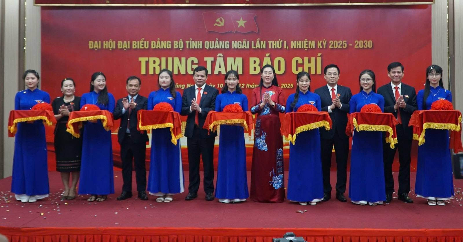 Cut the ribbon to open the Press Center of the 1st Quang Ngai Provincial Party Congress, term 2025 - 2030. Photo: Vien Nguyen