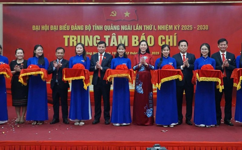 Cut the ribbon to open the Press Center of the 1st Quang Ngai Provincial Party Congress, term 2025 - 2030. Photo: Vien Nguyen
