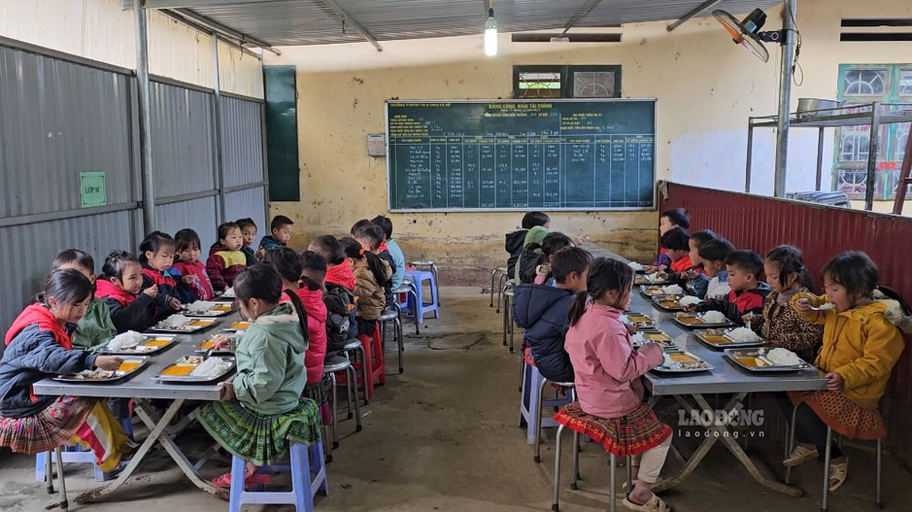 Timely rice support ensures meals for boarding students in Lao Cai. Photo: Bao Nguyen