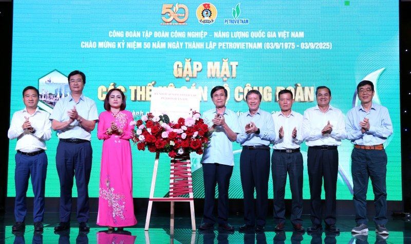 Dai dien Cong doan Tap doan Cong nghiep - Nang luong quoc gia Viet Nam - tang hoa tri an cac the he can bo cong doan cua tap doan. Anh: Nam Duong