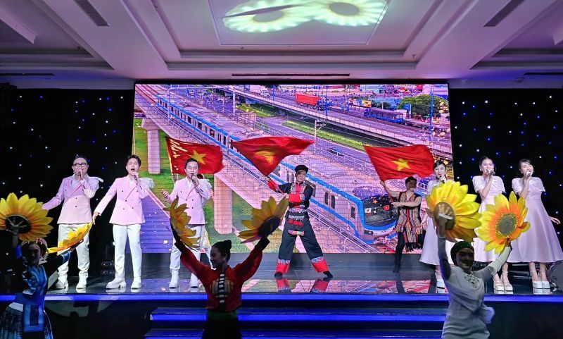 Van nghe chao mung chuong trinh gap mat. Anh: Nam Duong