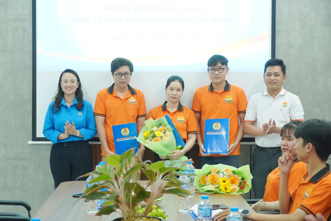Trao cac Quyet dinh tai buoi le. Anh: Ta Quang