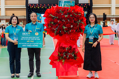 BIDV Trade Union leaders presented support and flowers to congratulate the Sports Festival. Photo: Vu Tuan Anh
