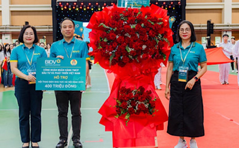 BIDV Trade Union leaders presented support and flowers to congratulate the Sports Festival. Photo: Vu Tuan Anh