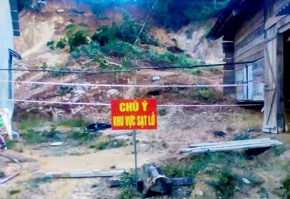 Authorities have put up warning signs in landslide areas. Photo: Lam Hong