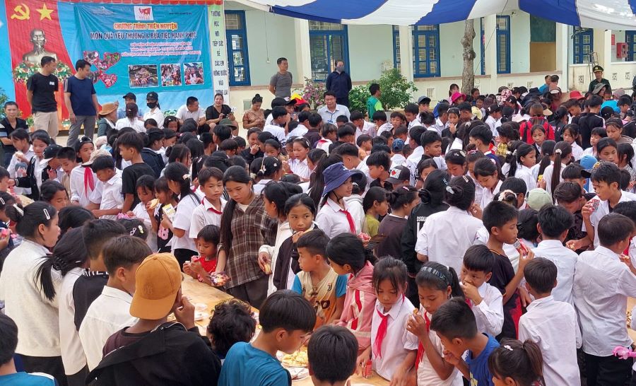 Hoc sinh tham gia bua tiec. Anh: Bien phong Quang Tri