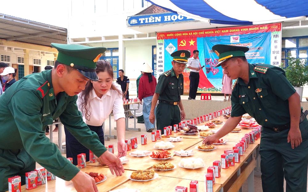Border guards and volunteer groups prepare to organize the party. Photo: Quang Tri Border Guard