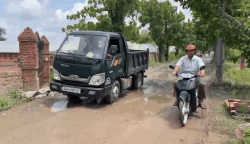 Nhon Phu xa の住民は、 Mang Thit 陶磁器遺産村への道が老朽化しているため、移動が困難です。写真:Hoang Loc