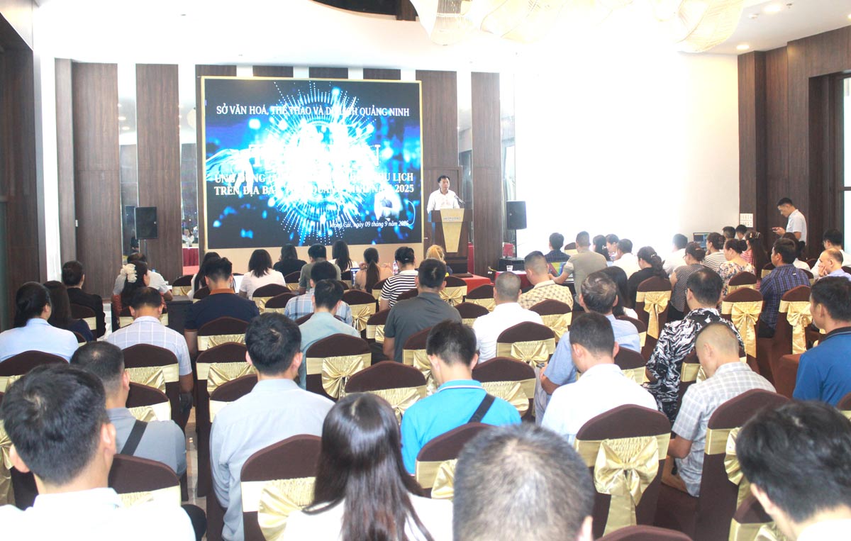 Capacitacion sobre la aplicacion de la IA en los negocios turisticos en las localidades del este de la provincia de Quang Ninh. Foto: Vi Thu