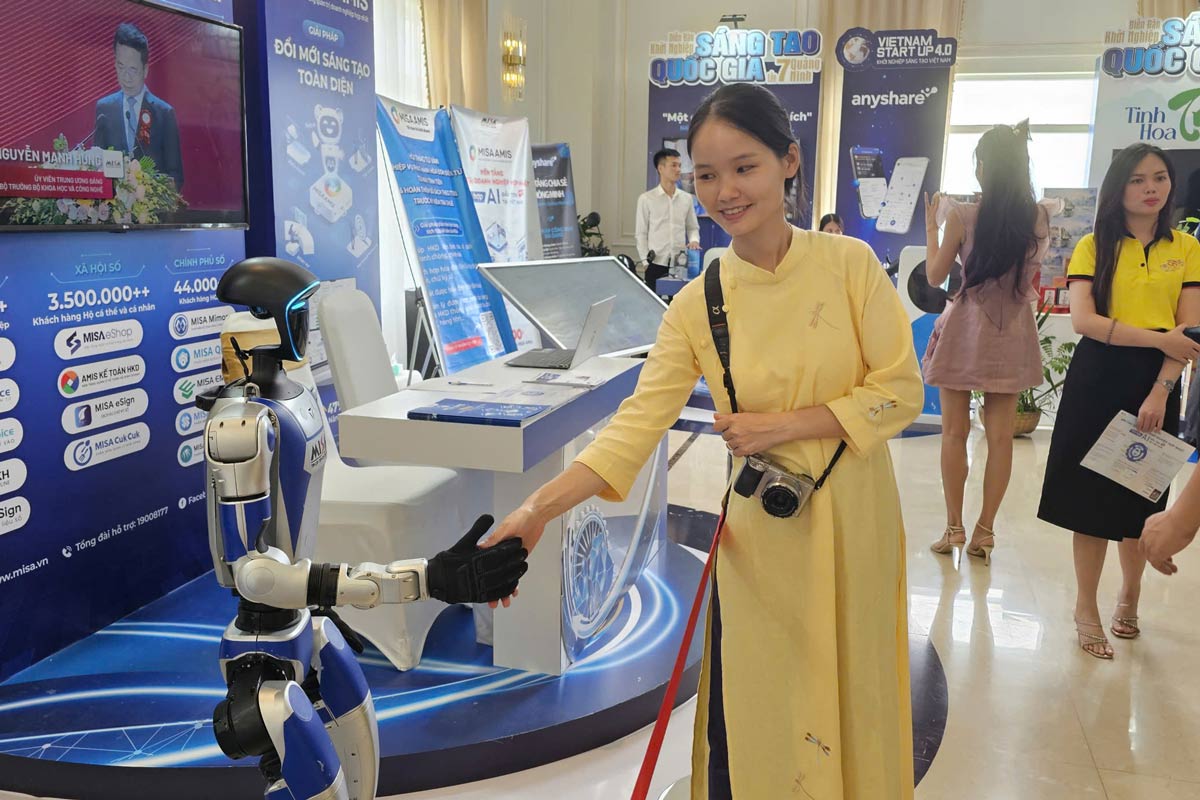 Espacio de presentacion de productos cientificos y tecnologicos en el 7o Foro Nacional de Startups - Quang Ninh 2025. Foto: Doan Hung