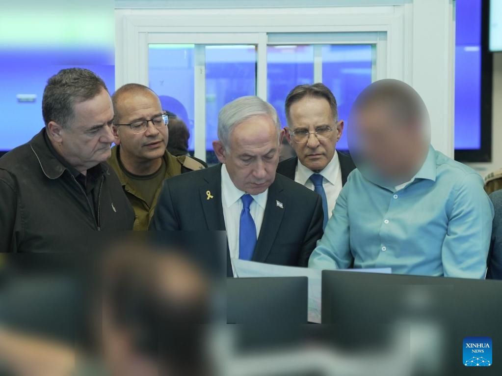 El Primer Ministro israeli Benjamin Netanyahu (centro) y el Ministro de Defensa israeli Katz (primero de izquierda a derecha) en el centro de mando en Israel el 9 de septiembre de 2025. Foto: Xinhua