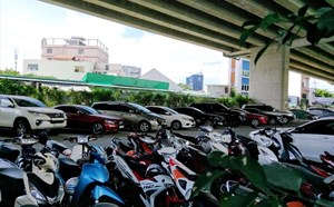 TPHCM ra tối hậu thư xóa bãi giữ xe dưới gầm cầu trước 30.10