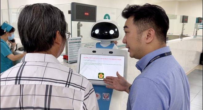 Bệnh viện Nhân dân 115 ứng dụng robot AI phục vụ người dân đến khám bệnh Bệnh viện Nhân dân 115 ứng dụng robot AI phục vụ người dân đến khám bệnh
