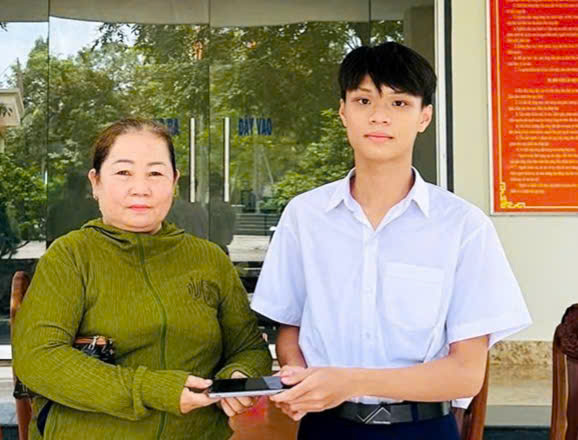 학교에서 집으로 돌아오는 길에 아이폰을 습득한 남학생 Doan Hung Anh은 공안에 찾아 주인에게 돌려주도록 요청했습니다. 사진: 공안 제공