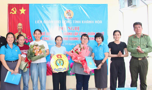 Khanh Hoa 지방 노동 연맹 부위원장이자 지방 산업 단지 노동조합 위원장인 Tran Thi Huong 여사가 Phu Khang Phan Rang 유한 회사의 기초 노동조합 설립 결정을 수여했습니다. 사진: Phuong Linh