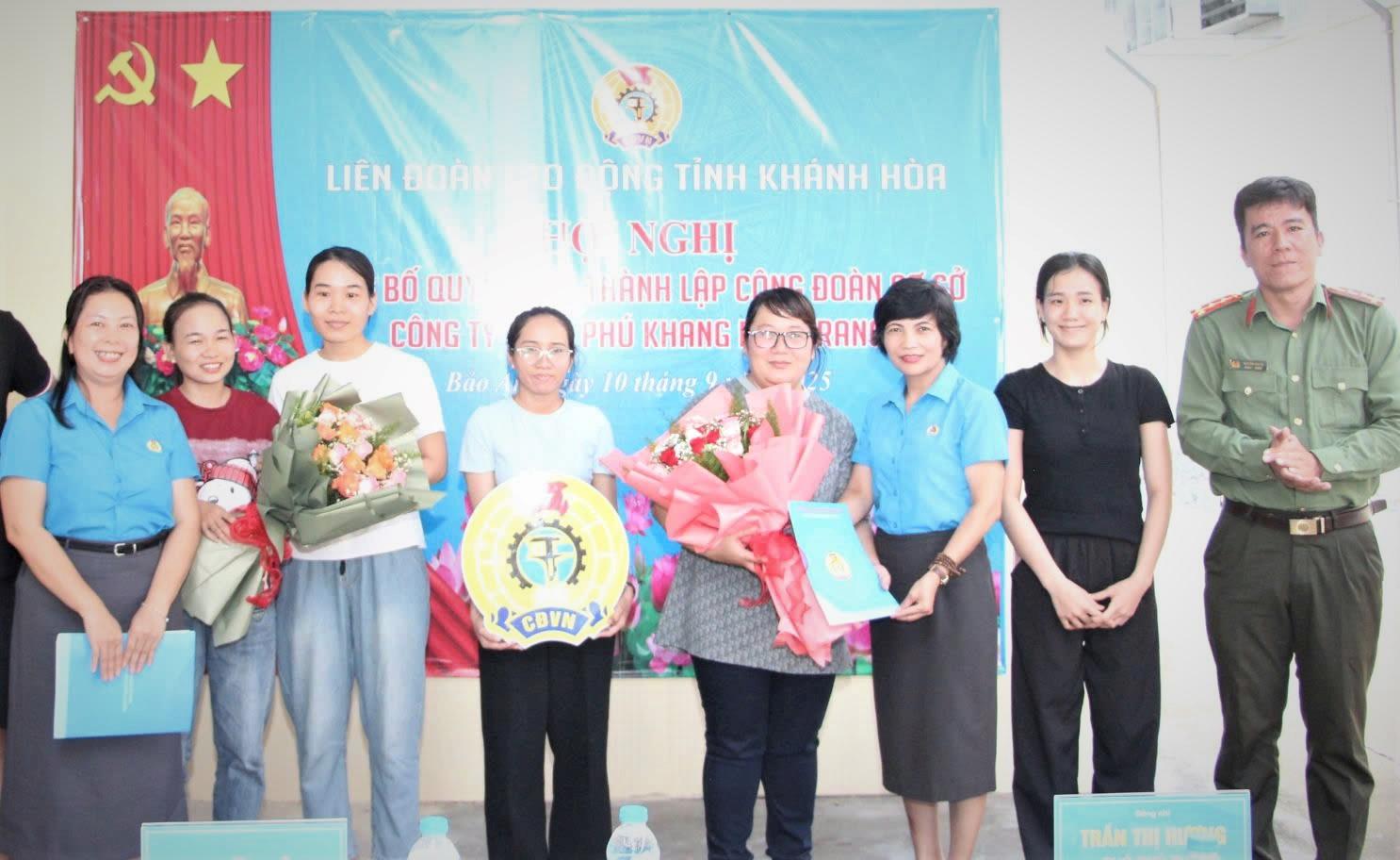 Ba Tran Thi Huong - Pho Chu tich Lien doan Lao dong tinh Khanh Hoa trao quyet dinh thanh lap cong doan co so va chuc mung Ban Chap hanh Cong doan Cong ty. Anh: Phuong Linh