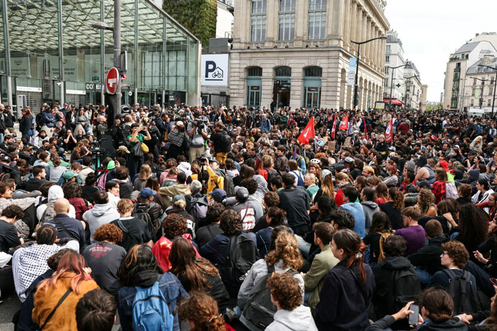 Manifestantes frente a la estacion de tren Gare du Nord en Paris (Francia) el 10 de septiembre de 2025. Foto: AFP