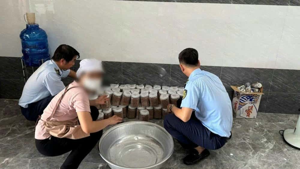 Gia Lai Market Management inspects and makes a record of handling violations of the owner of an online roast rice business. Photo: Tien Dung