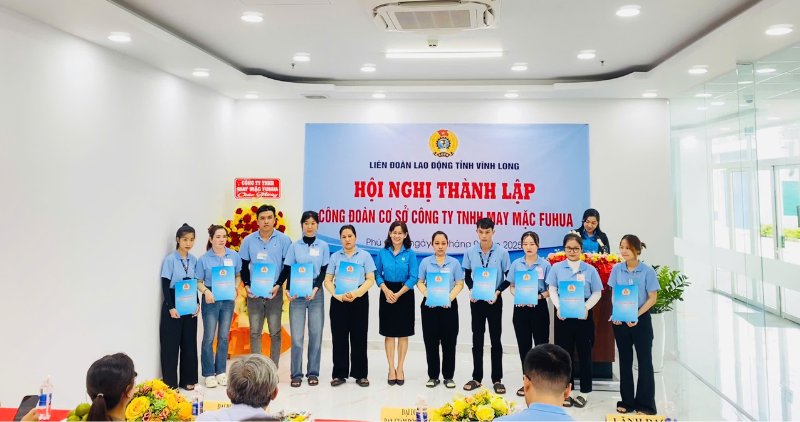 빈롱성 노동총연맹은 FUHUA 의류 유한회사 노동조합 설립 결정서를 수여했습니다. 사진: 빈롱성 노동총연맹