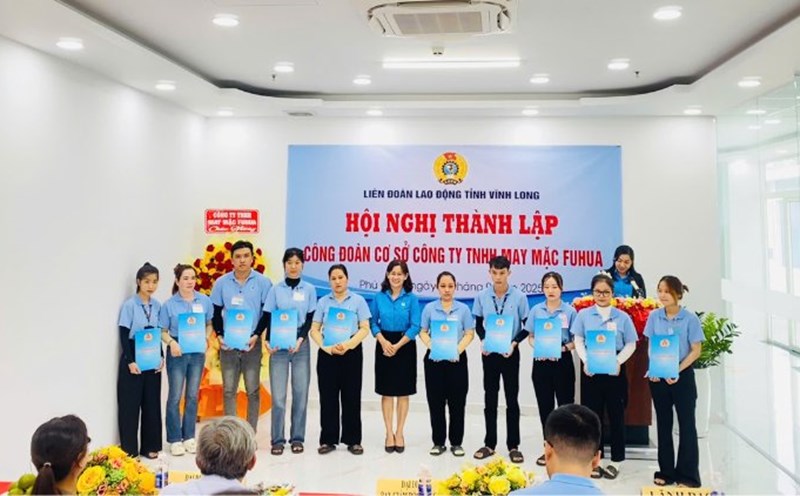 The Vinh Long Provincial Federation of Labor presented the decision to establish the FUHUA Garment Company Limited's grassroots union. Photo: Vinh Long Provincial Federation of Labor