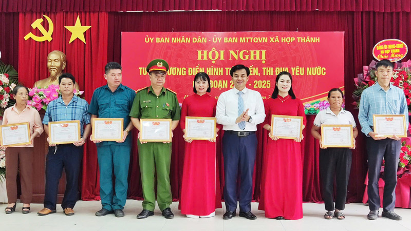 Khen thuong cac tap the, ca nhan co thanh tich xuat sac o xa Hop Thanh, tinh Lao Cai. Anh: Mat tran Lao Cai 