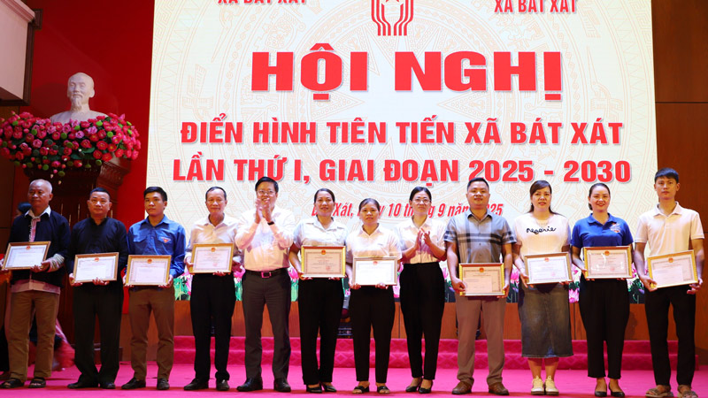 Khen thuong guong dien hinh tien tien o xa Bat Xat. Anh: Mat tran Lao Cai