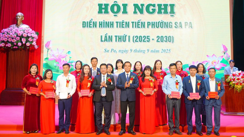 Phuong Sa Pa tang ky niem chuong cho cac ca nhan. Anh: Mat tran Lao Cai 