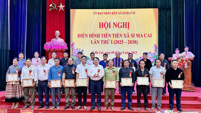 Xa Si Ma Cai tang giay khen cho cac tap the, ca nhan la dien hinh tien tien. Anh: Mat tran Lao Cai
