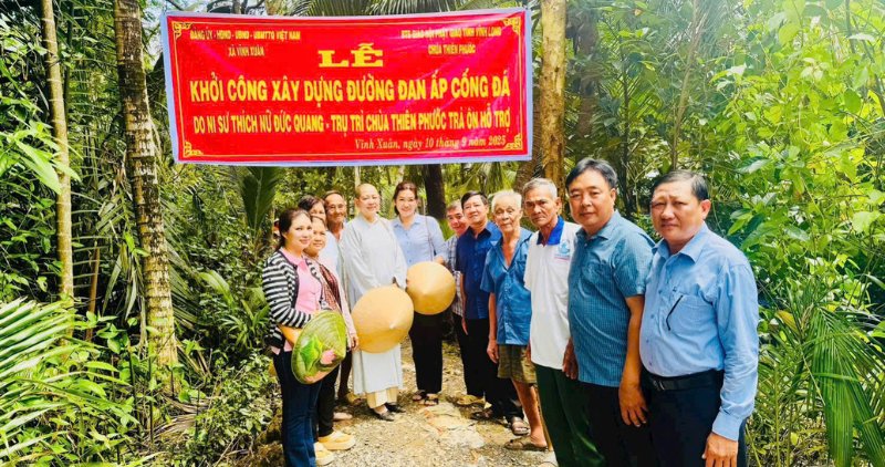 The groundbreaking ceremony and awarding of scholarships, with a total implementation cost of more than 500 million VND in Vinh Xuan commune. Photo: Hoang Loc