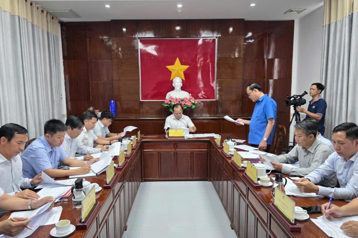 Quang canh buoi hop. Anh: Ta Quang
