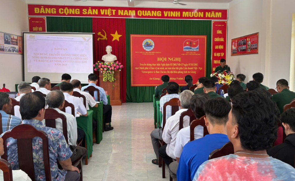 Buổi tuyên truyền nhằm nâng cao nhận thức, trách nhiệm của nhân dân trong công tác đảm bảo an ninh, an toàn cho các hoạt động dầu khí và công trình dầu khí trên biển. Ảnh: Biên phòng cung cấp