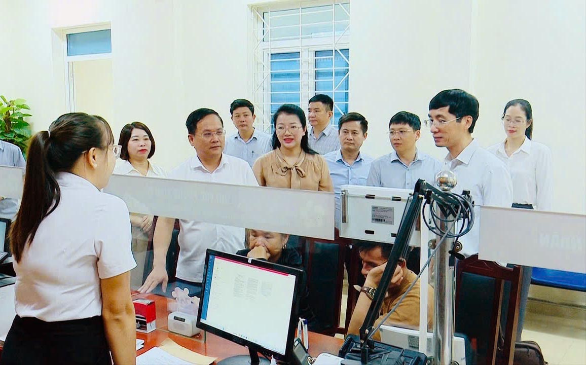 The leaders of the Department of Home Affairs of Dien Bien province inspect the activities of the commune level when implementing the two-level local government. Photo: Quang Hai