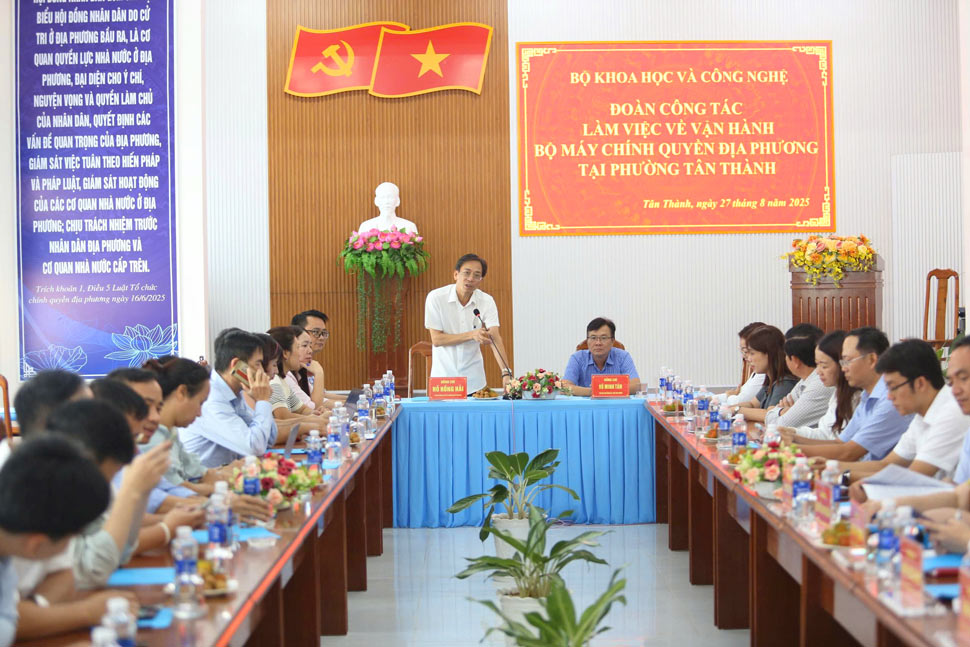 12 doan cong tac cua Bo Khoa hoc va Cong nghe da lam viec tai 34 tinh, thanh pho de danh gia viec trien khai chinh quyen dia phuong hai cap va thuc hien nhiem vu phan cap, phan quyen, phan dinh tham quyen trong linh vuc KHCN. Anh: Bo KHCN