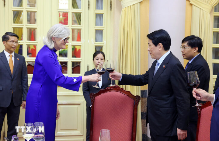 Politburo member and President Luong Cuong and his wife presided over the solemn treat of the Australian Governor-General Sam Mostyn and Phu Quan. Photo: VNA