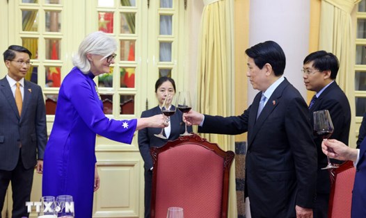 Ủy viên Bộ Chính trị, Chủ tịch nước Lương Cường và Phu nhân chủ trì chiêu đãi trọng thể Toàn quyền Australia Sam Mostyn và Phu quân. Ảnh: TTXVN