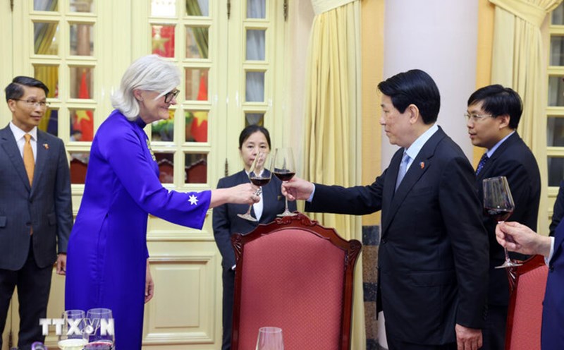 Politburo member and President Luong Cuong and his wife presided over the solemn treat of the Australian Governor-General Sam Mostyn and Phu Quan. Photo: VNA