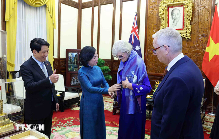 Ba Nguyen Thi Minh Nguyet - Phu nhan Chu tich nuoc Luong Cuong trao tang vat pham cho Toan quyen Australia Sam Mostyn. Anh: TTXVN 