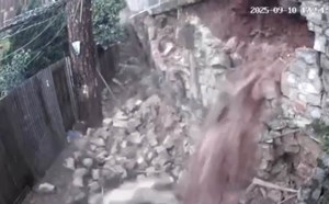 Mưa lớn làm sập bờ taluy ở phường Xuân Hương - Đà Lạt, nhiều tuyến đường ngập sâu