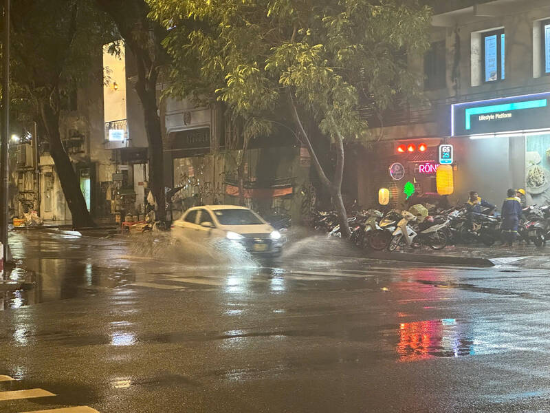 Ho Chi Minh City is experiencing heavy rain. Photo: Ngoc Anh