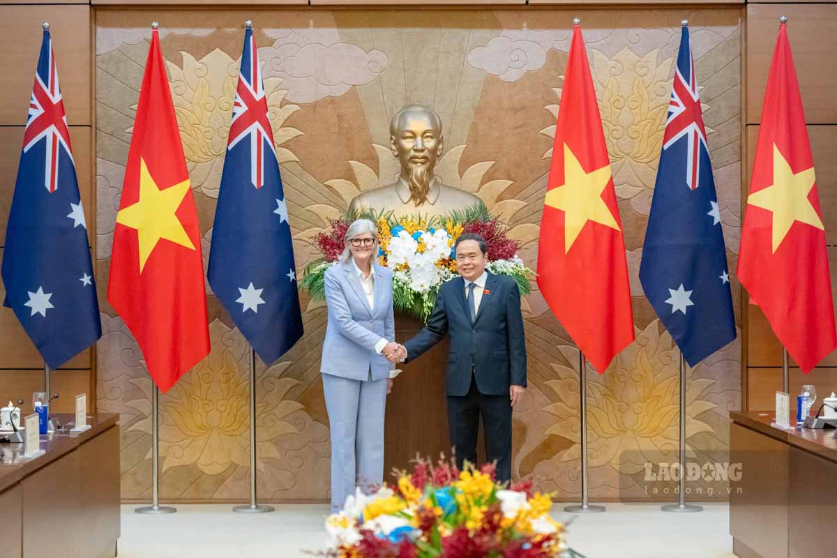 Chu tich Quoc hoi Tran Thanh Man va Toan quyen Australia Sam Mostyn chup anh chung. Anh: Hai Nguyen