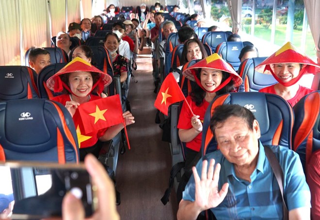 ハノイの首都で開催されるA80展示会を無料で見学する無料バスに乗っているハイフォン市の人々。写真:マイ・ズン