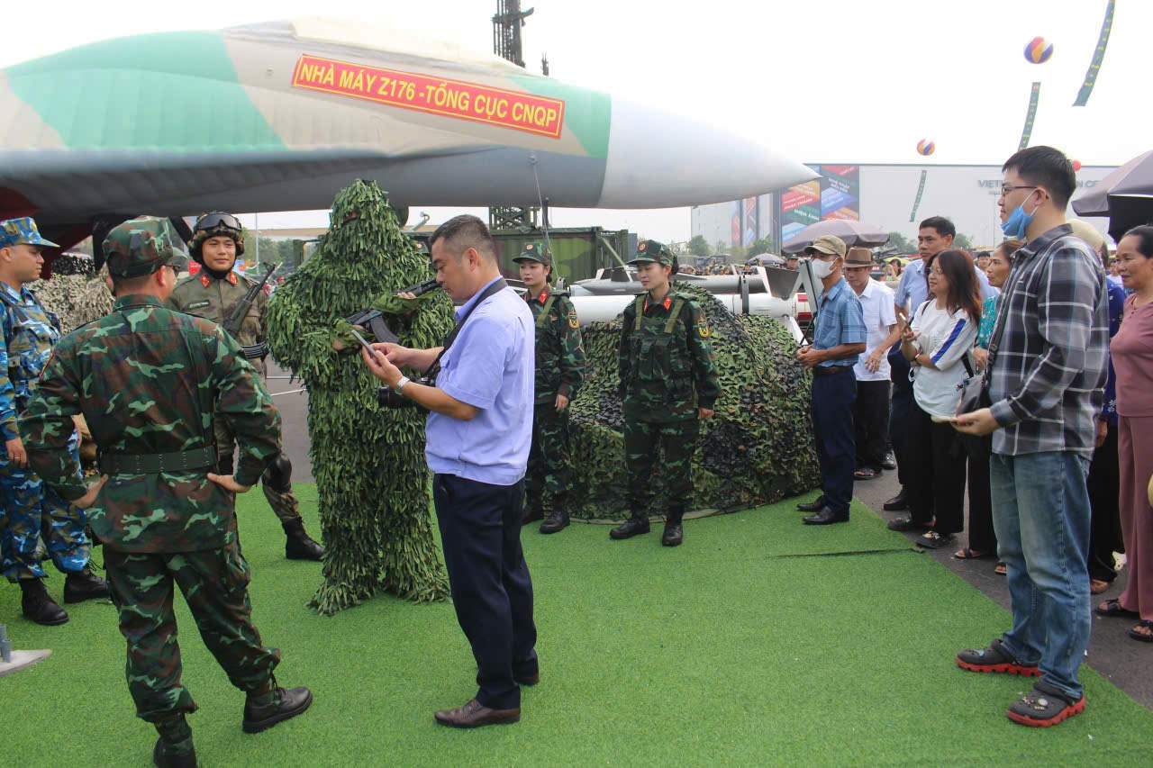 Bo doi dac cong trinh dien trang phuc co kha nang nguy trang. Anh: Le Tuyen