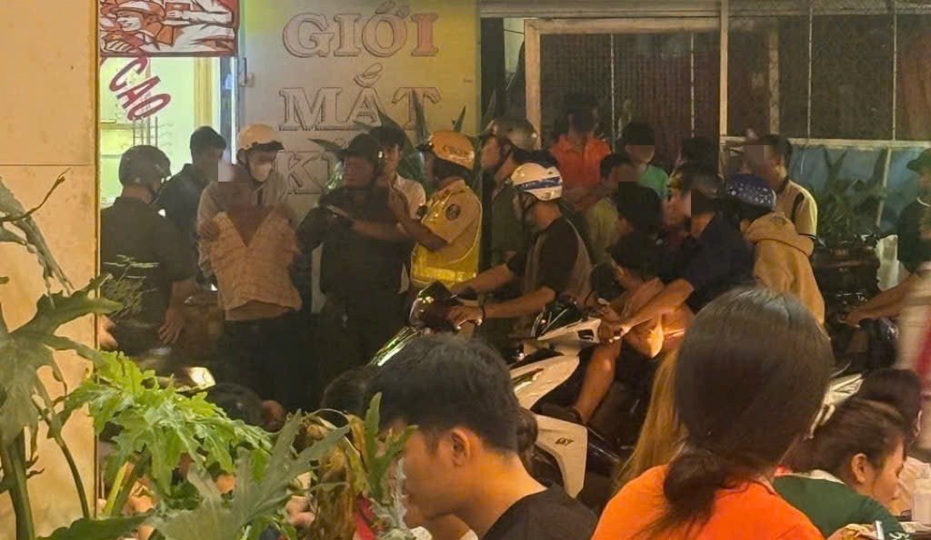 警察のシーンは、若いボランティアの若い男を攻撃した酔っ払った男を抑制しました。写真：ドン・ホアン