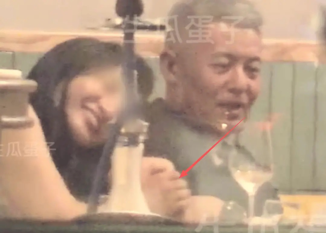 Chong Na Anh bi bat gap than mat voi nguoi phu nu tre. Anh: cat tu video