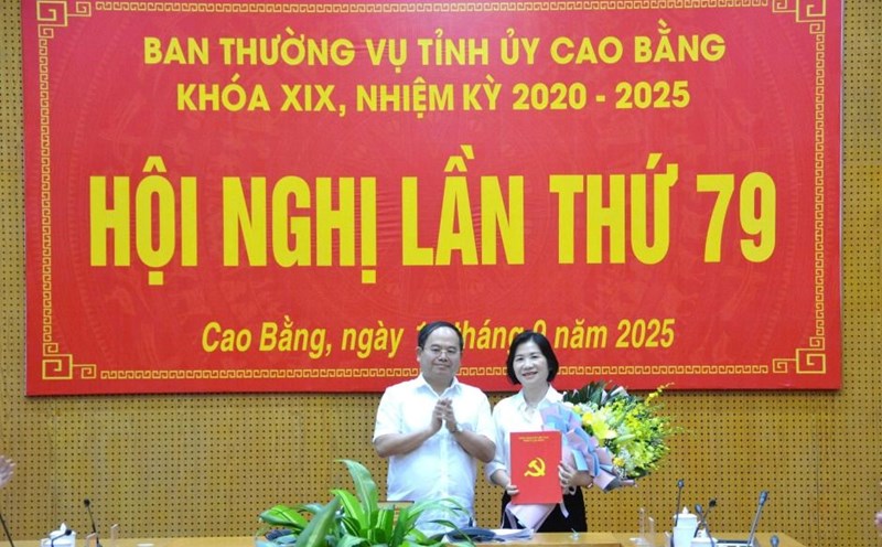 Ms. Nguyen Bich Ngoc - Permanent Vice Chairman of Cao Bang Provincial People's Committee received the retirement decision. Photo: Vinh Thuan