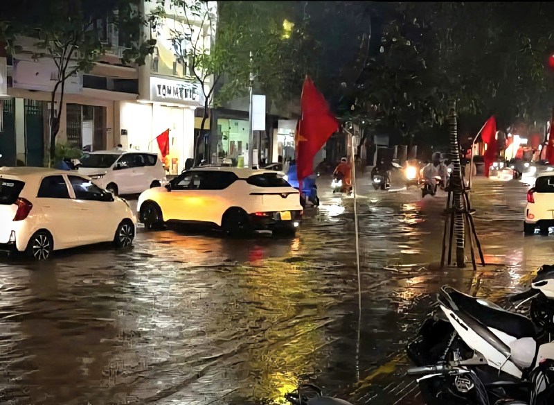 Mua dong gay ngap ung cuc bo mot so khu vuc trung thap o trung tam Da Nang. Anh: Truong An