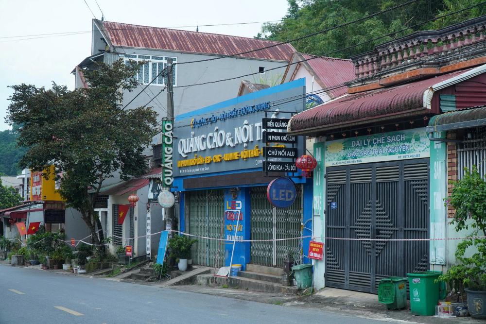 Co quan chuc nang chang day canh bao nguy hiem tai khu dan cu, ngay sat qua doi xuat hien vet nut keo dai, tiem an nguy co sat lo. Anh: Minh Hoang