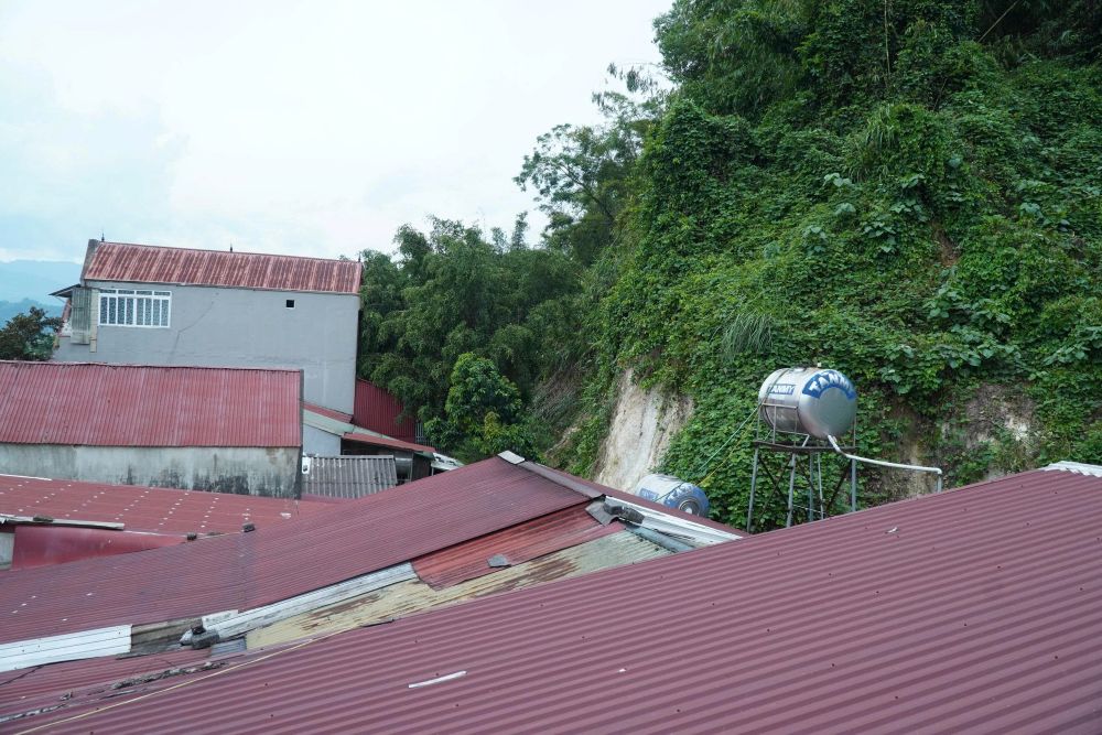Khu vuc qua doi xuat hien vet nut keo dai, nam ngay sat khu dan cu. Anh: Minh Hoang